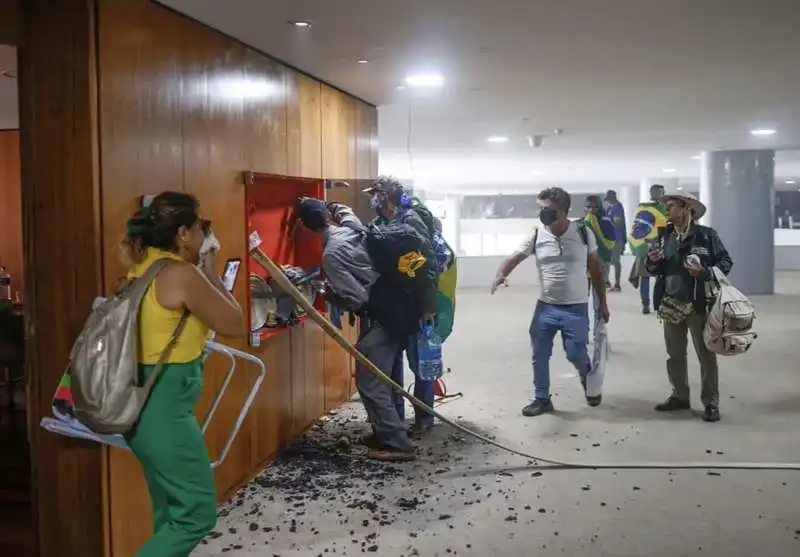 supporter di bolsonaro assaltano al congresso a brasilia   14