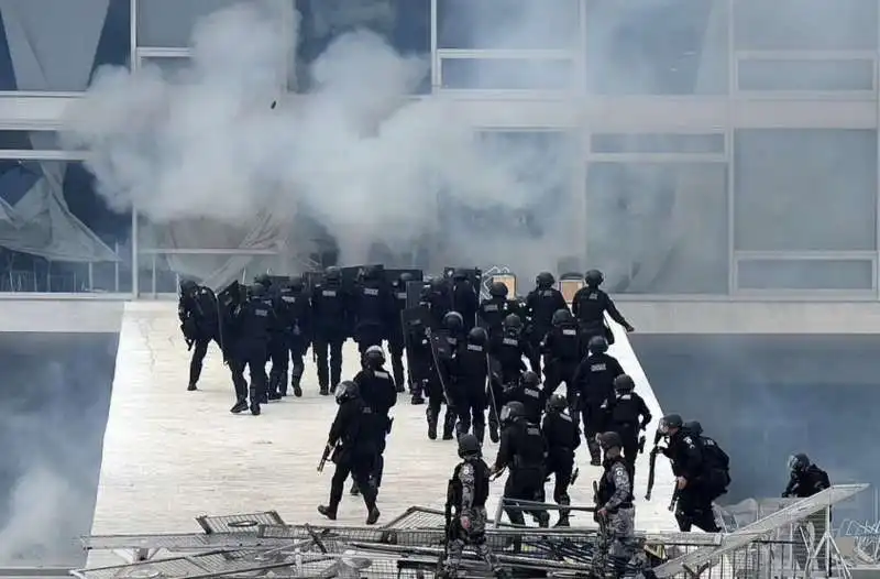 supporter di bolsonaro assaltano al congresso a brasilia   3