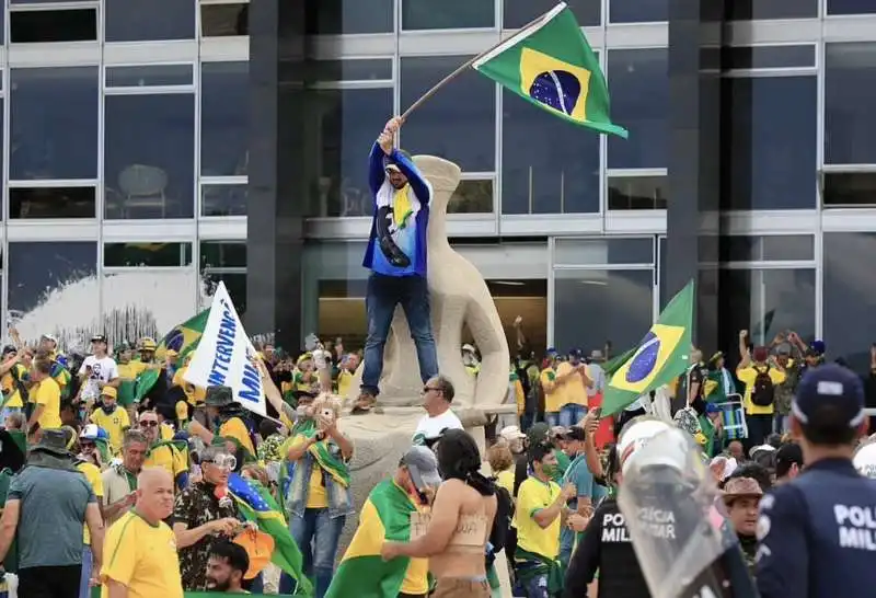 supporter di bolsonaro assaltano al congresso a brasilia   6