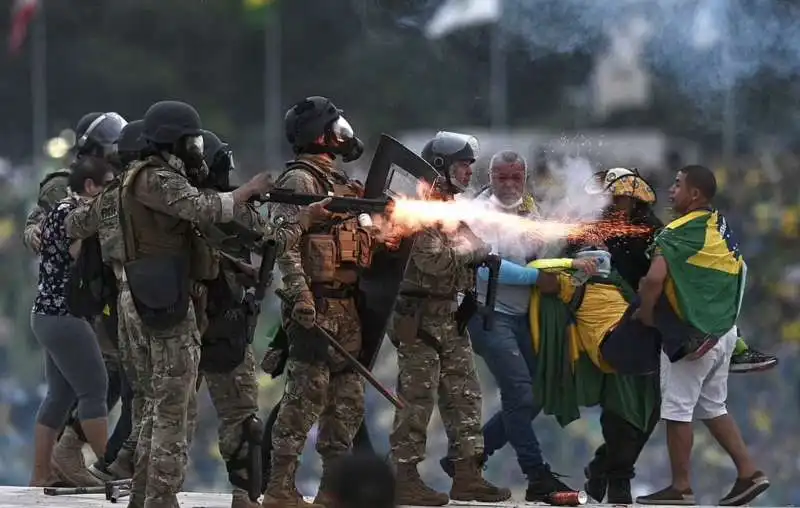 supporter di bolsonaro assaltano al congresso a brasilia   7