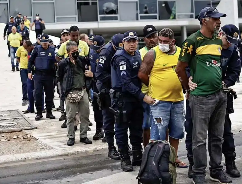 supporter di bolsonaro assaltano al congresso a brasilia   8