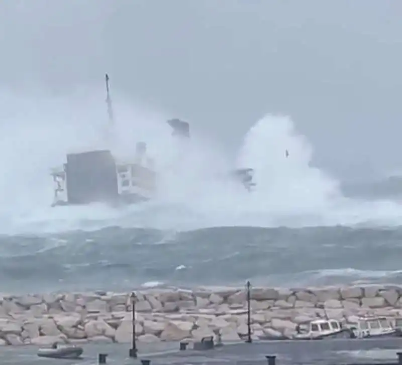 traghetto laziomar ponza formia in balia del mare in tempesta   5