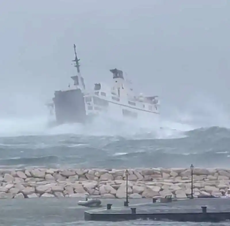 traghetto laziomar ponza formia in balia del mare in tempesta   6