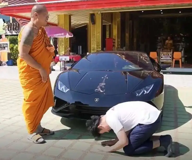 UN UOMO FA BENEDIRE LA SUA LAMBORGHINI DA UN MONACO BUDDISTA