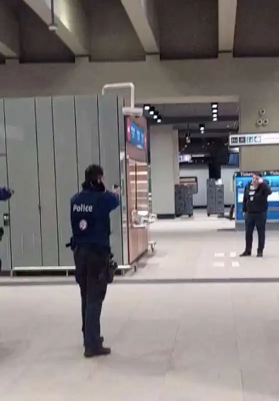 UOMO ARMATO DI COLTELLO IN METRO A BRUXELLES