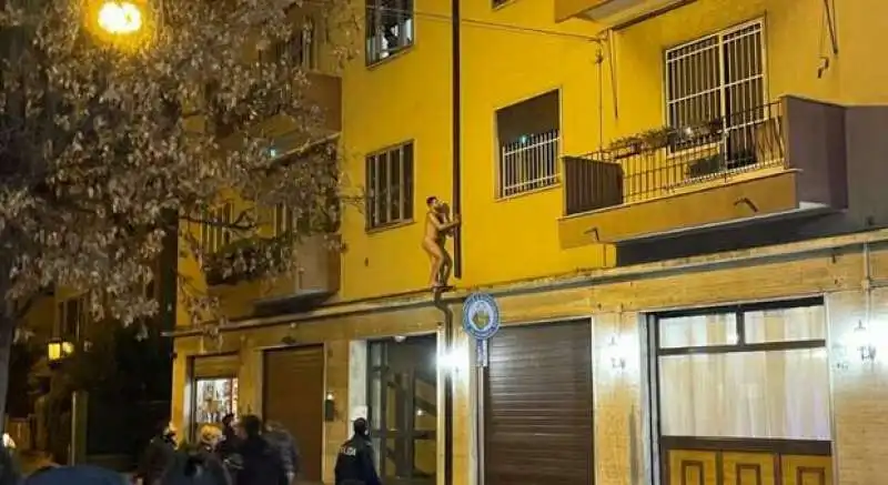 uomo nudo si cala da un palazzo a mestre