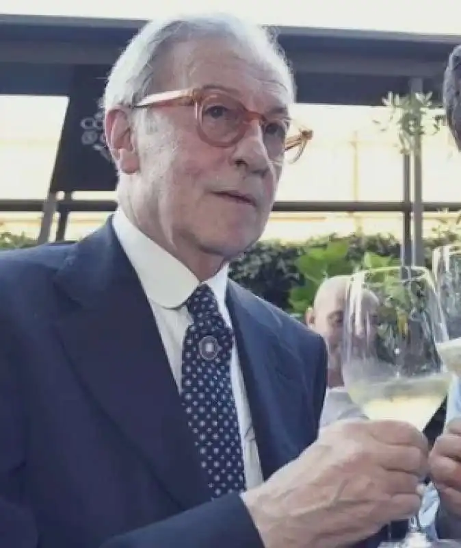 VITTORIO FELTRI CON UN BICCHIERE DI VINO 