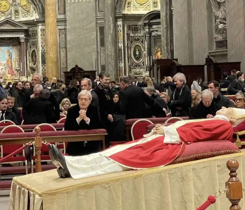 vittorio sgarbi davanti alla salma di joseph ratzinger a san pietro   4