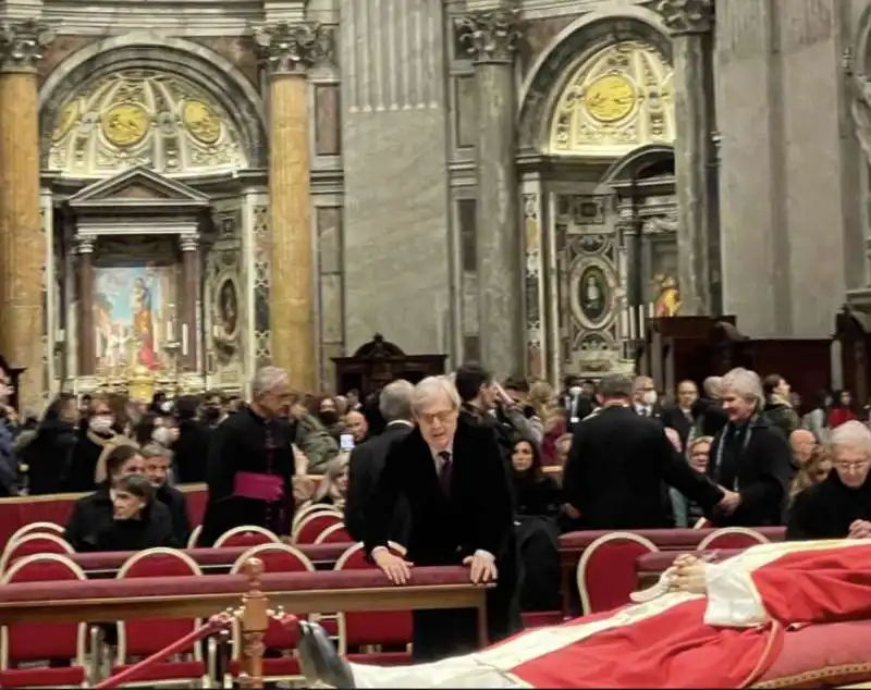 vittorio sgarbi davanti alla salma di joseph ratzinger a san pietro   5