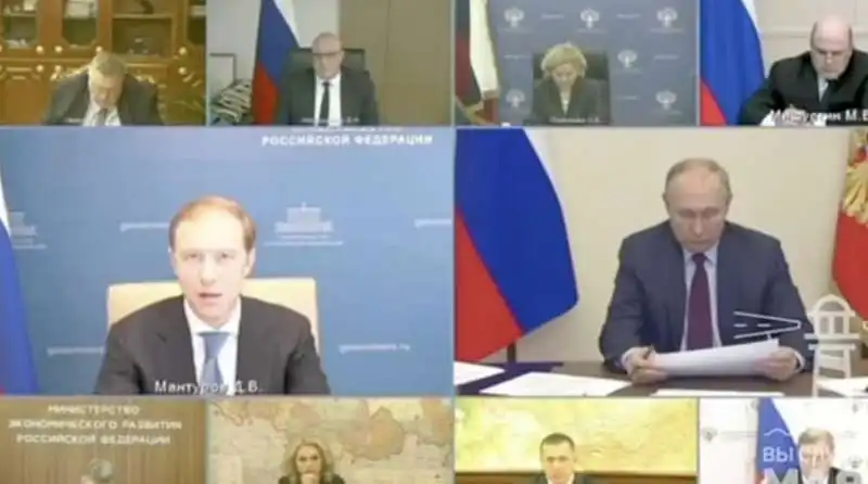 VLADIMIR PUTIN UMILIA DENIS MANTUROV IN VIDEOCONFERENZA 