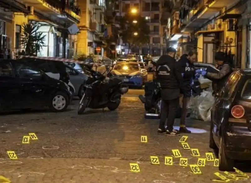 agguato con 80 colpi di pistola a napoli 