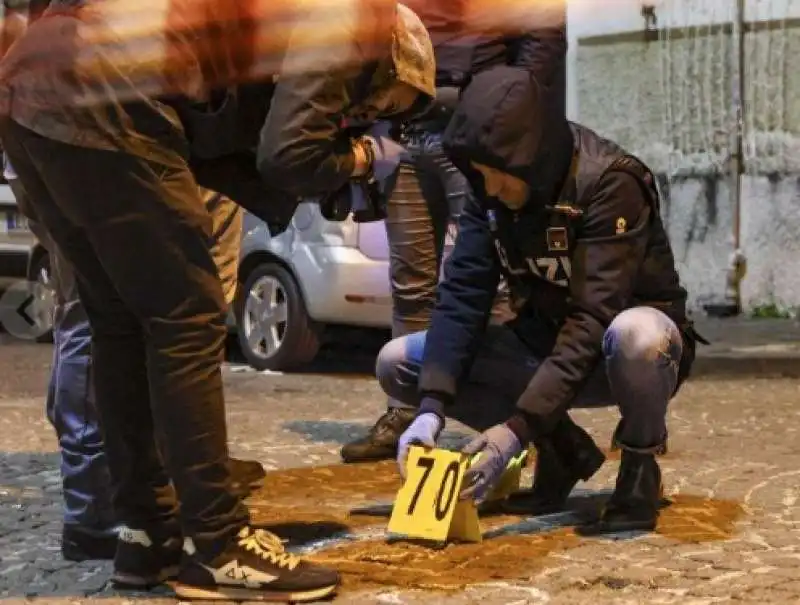 agguato con 80 colpi di pistola a napoli 