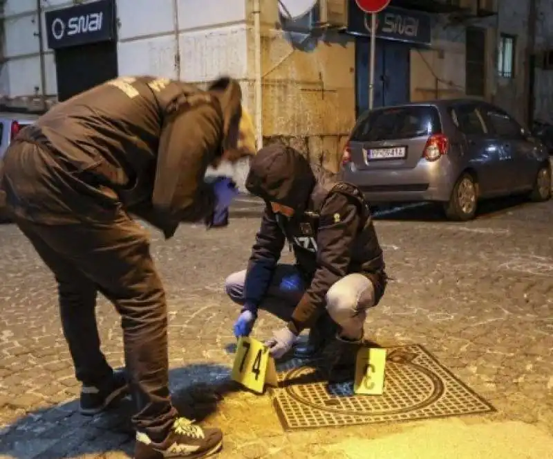 agguato con 80 colpi di pistola a napoli 