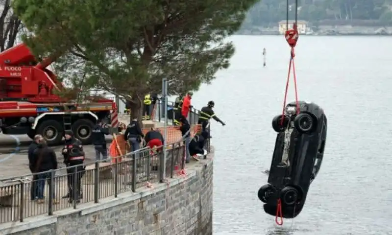 auto sfonda il parapetto e cade nel lago di como 2