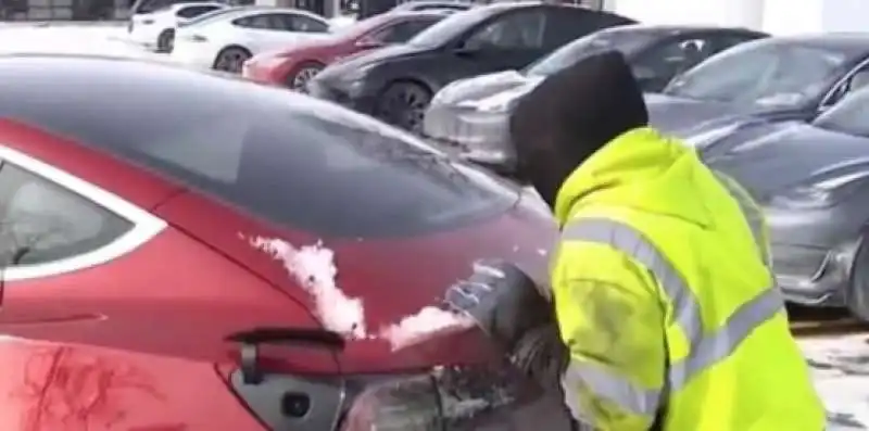 auto tesla ferme per il freddo a chicago