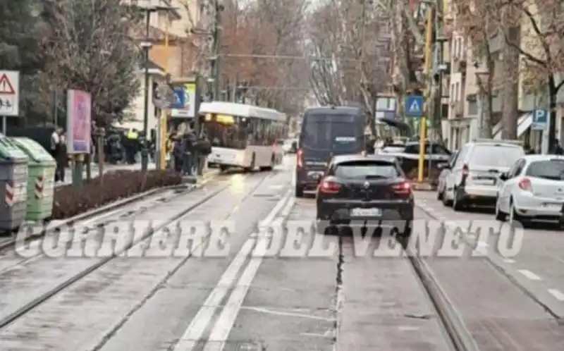 autobus yutong fuori strada a mestre 