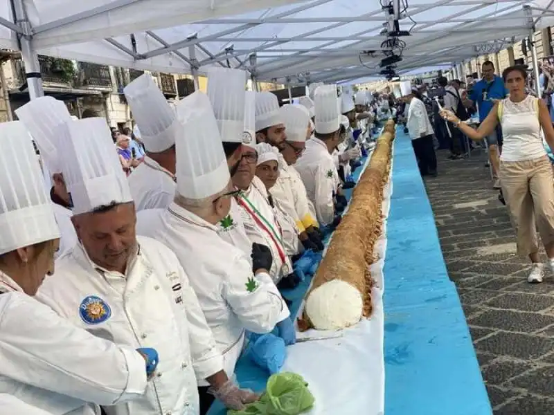 CANNOLO PIU LUNGO DEL MONDO 