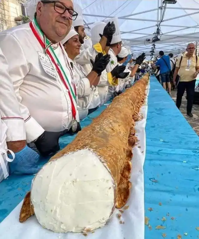 CANNOLO PIU LUNGO DEL MONDO   