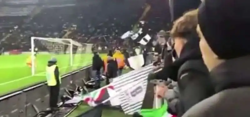 CORI RAZZISTI CONTRO MIKE MAIGNAN DURANTE UDINESE MILAN