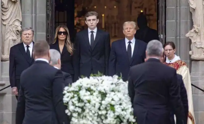 DONALD TRUMP AI FUNERALI DELLA SUOCERA CON LA MOGLIE MELANIA E IL FIGLIO BARRON