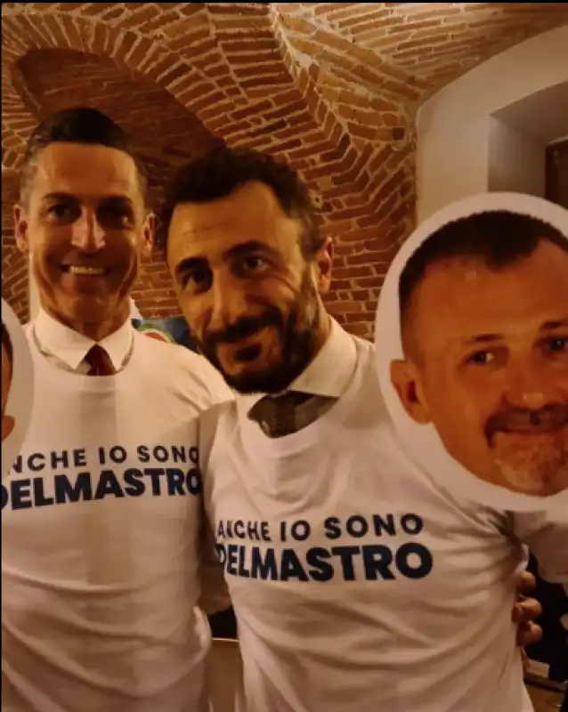 emanuele pozzolo con la maglietta io sono delmastro