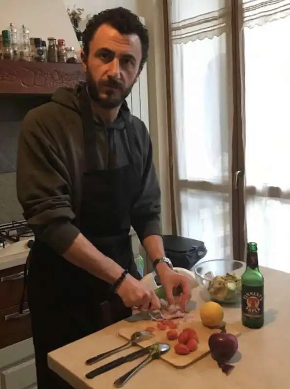 emanuele pozzolo in cucina 