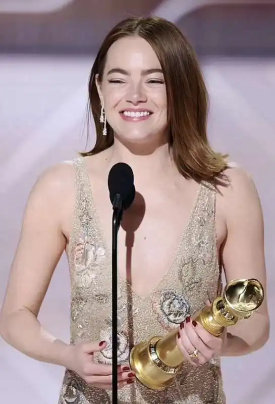 emma stone   golden globe 2024  