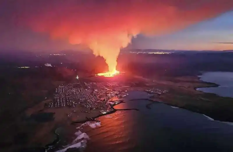 ERUZIONE DEL VULCANO VICINO GrindavIk 