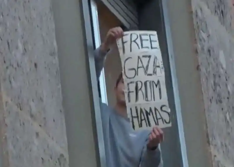 FREE GAZA FROM HAMAS - RAGAZZO ALLA FINESTRA SFIDA I MANIFESTANTI FILO-PALESTINESI A MILANO