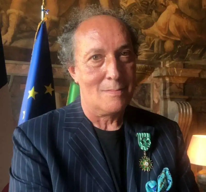 FULVIO ABBATE CON LA DECORAZIONE DI OFFICIER DES ARTS ET DES LETTRES RICEVUTA DAL MINISTRO DELLA CULTURA FRANCESE 