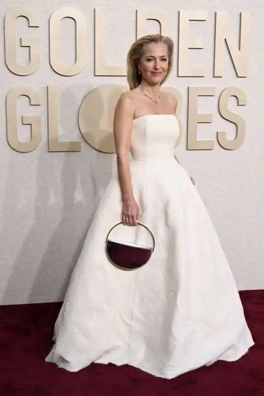 gillian anderson e il vestito con le vagine ai golden globe 7