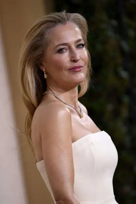 gillian anderson e il vestito con le vagine ai golden globe 8