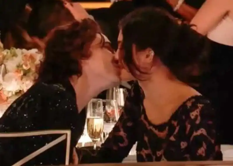 il bacio fra timothee chalamet e kylie jenner