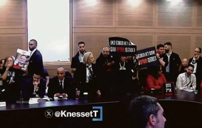 IRRUZIONE DEI PARENTI DEGLI OSTAGGI ISRAELIANI ALLA KNESSET 