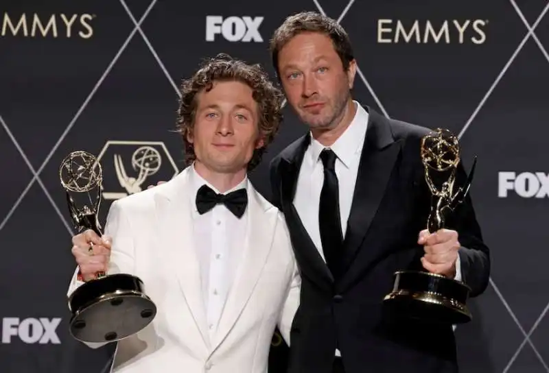 jeremy allen white e ebon moss bachrach