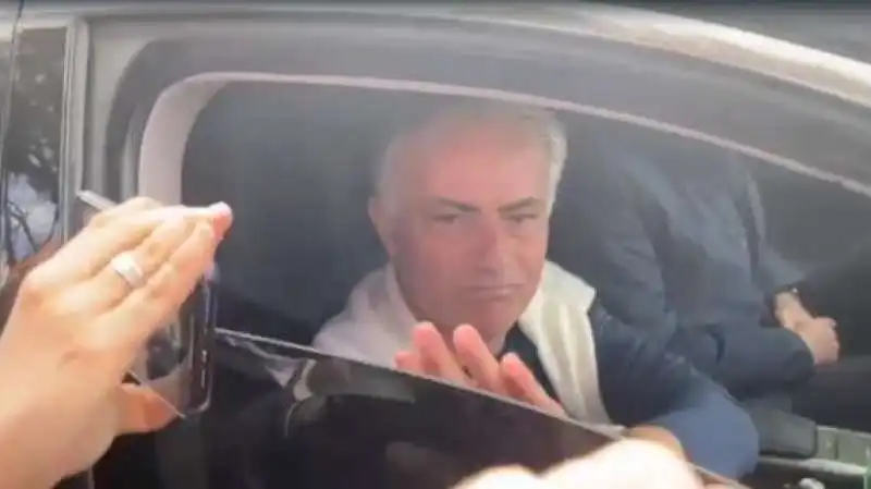 JOSE MOURINHO SALUTA I TIFOSI DOPO L'ESONERO DALLA ROMA