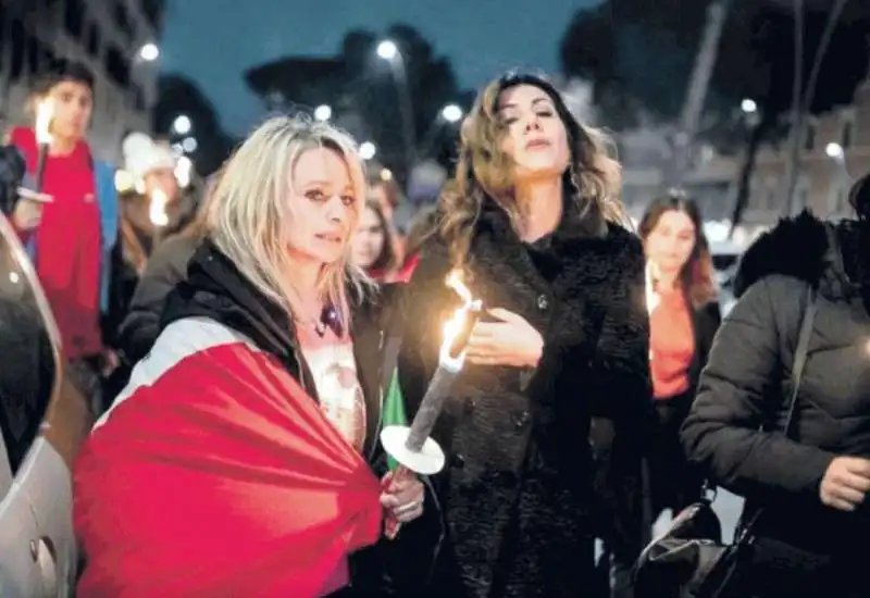 LA MAMMA DI PAMELA MASTROPIETRO CON IL TRICOLORE CHE LE HA SPEDITO LUCA TRAINI