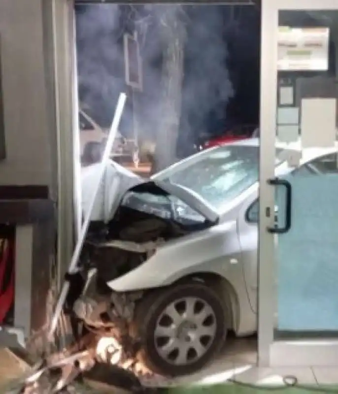 LADRO SI SCHIANTA CON UN'AUTO CONTRO UNA PANINOTECA A TIVOLI 