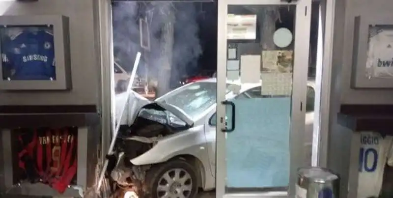 LADRO SI SCHIANTA CON UN'AUTO CONTRO UNA PANINOTECA A TIVOLI 