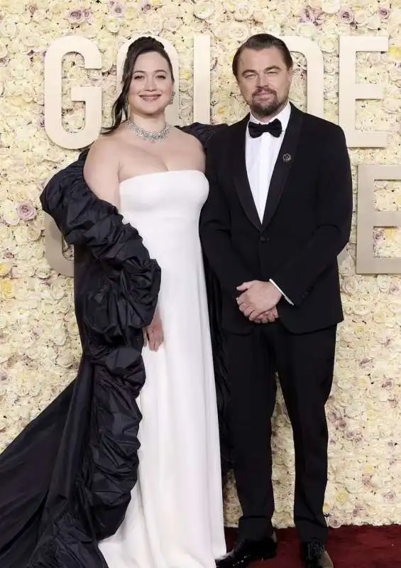 lily gladstone   leonardo dicaprio   golden globe 2024. 