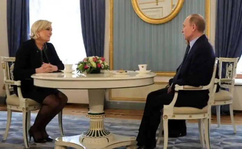 MARINE LE PEN E VLADIMIR PUTIN