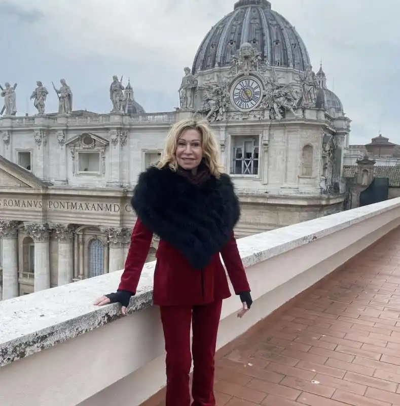 melania rizzoli in vaticano   in vaticano