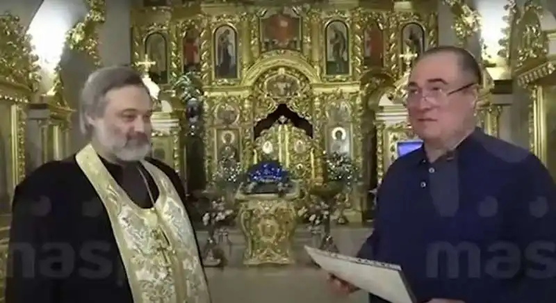 Mikhail Danilov dona la reliquia di san nicola a un parroso 