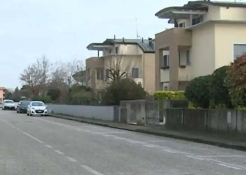 papa lancia la figlia dal balcone a cinto caomaggiore  2