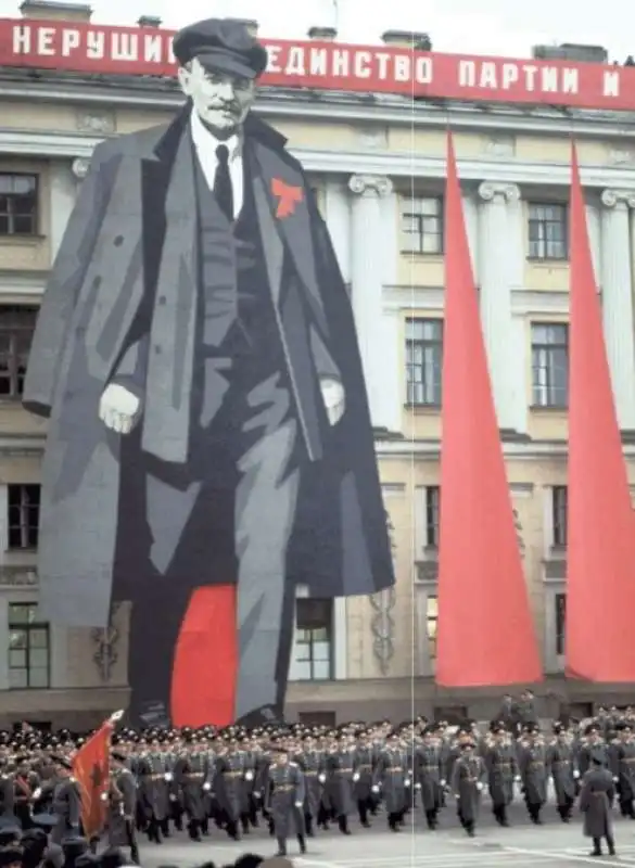 piazza del palazzo a san pietroburgo - celebrazione rivoluzione del 1917