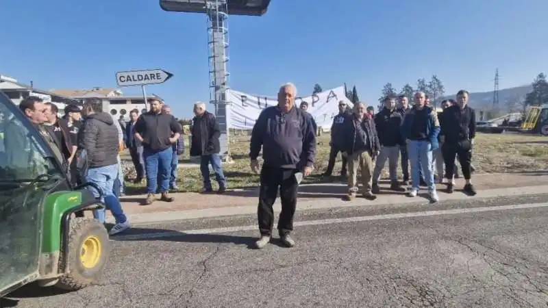 protesta degli agricoltori al casello di orte   4