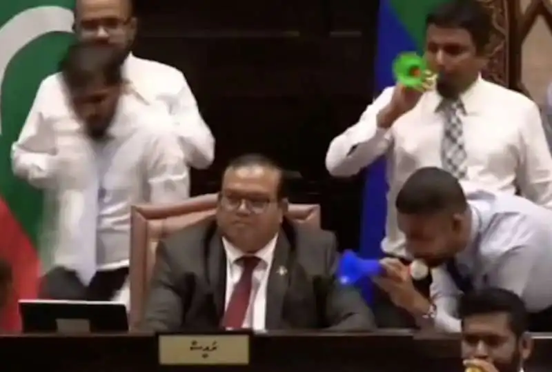 rissa nel parlamento delle maldive   7