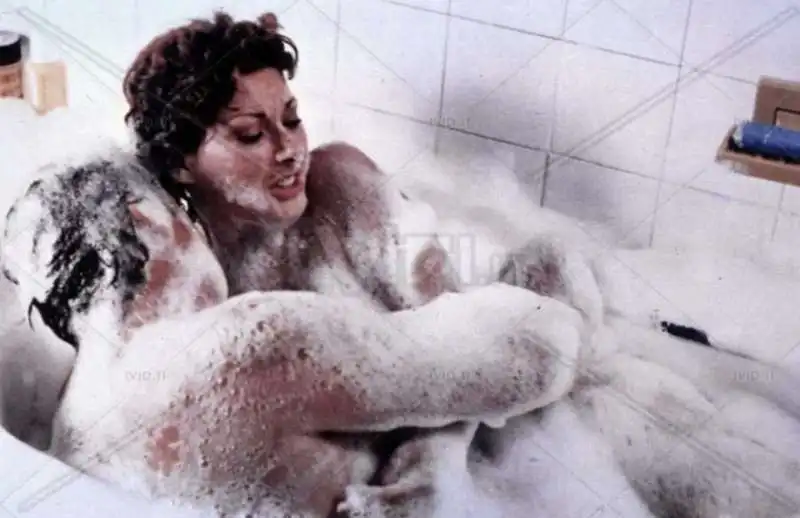 scena vasca da bagno edwige fenech renato pozzetto la patata bollente 4