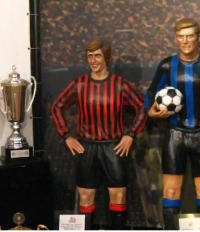 statua di gianni rivera nel museo di san siro