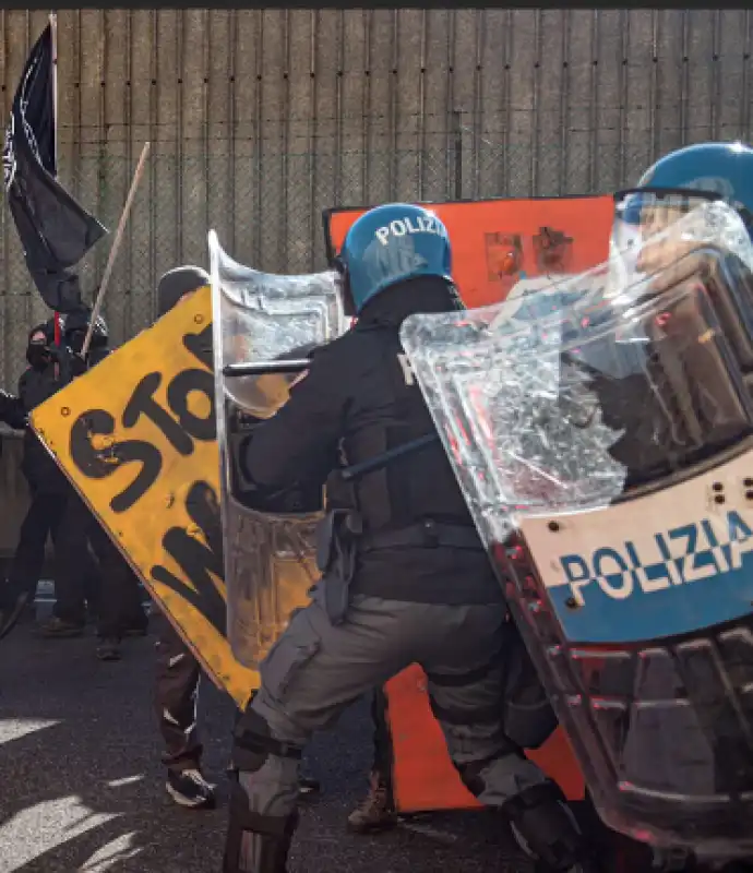 VICENZA SCONTRI CENTRI SOCIALI POLIZIA